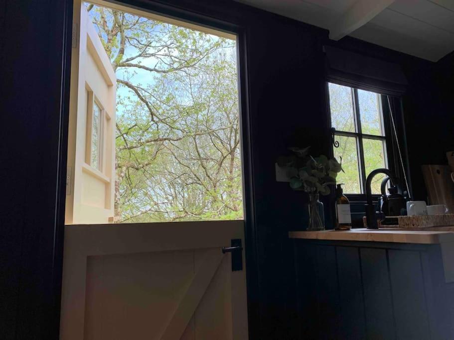 Cornwall Woodland Shepherd's Hut - Dennis Hut Bodmin