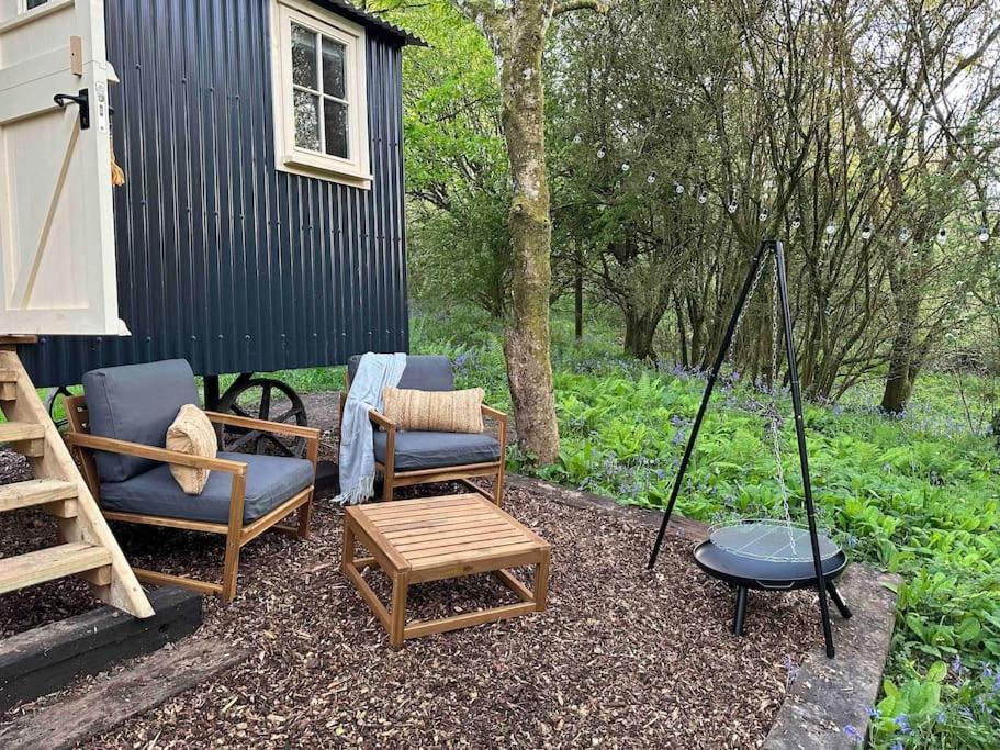 Cornwall Woodland Shepherd's Hut - Dennis Hut *