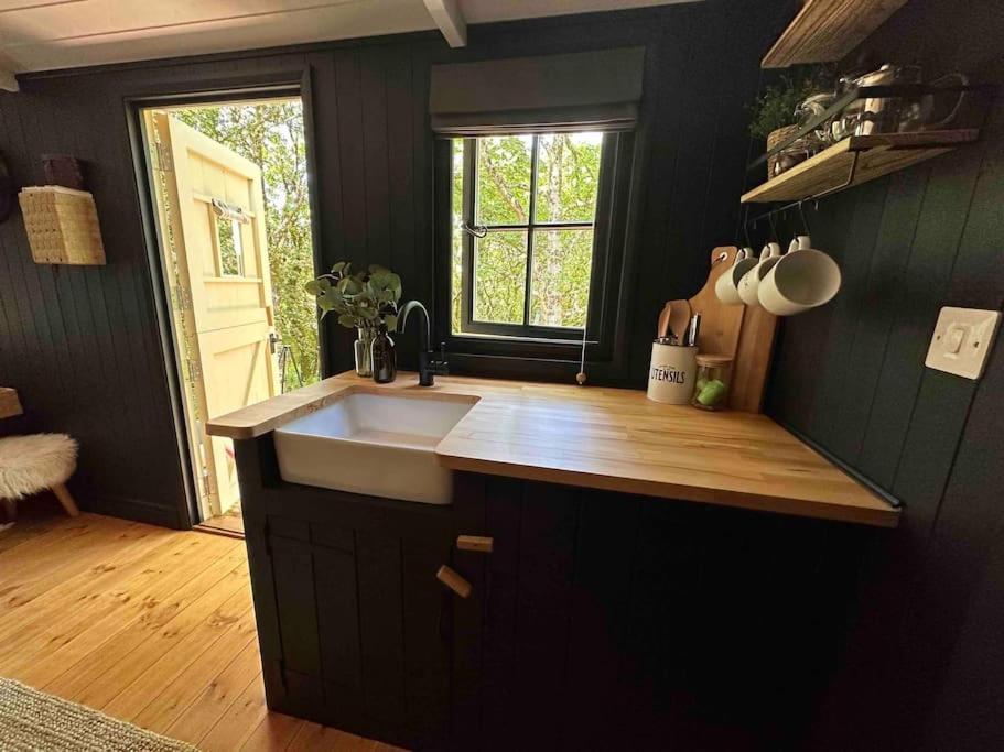 Cornwall Woodland Shepherd's Hut - Dennis Hut Bodmin
